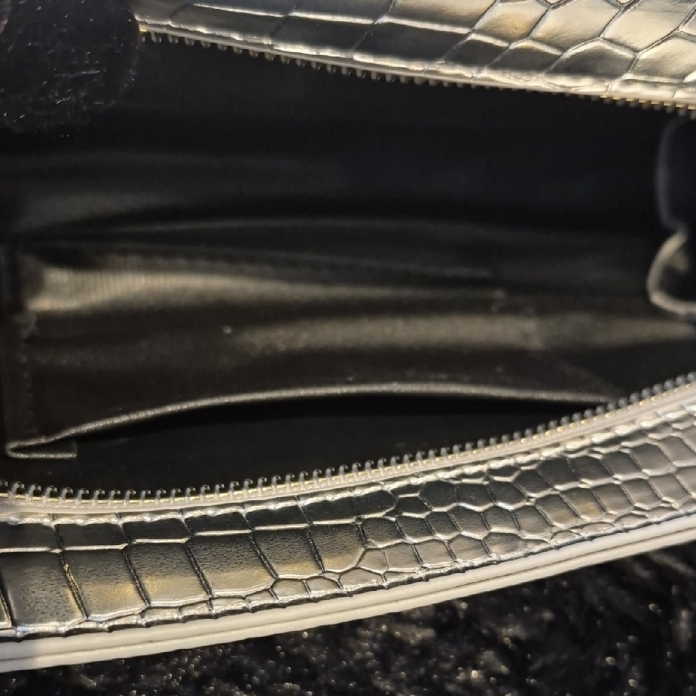 Chic Silver Crocodile Embossed Clutch with Gold Leopard Handle - Picture 16 of 17